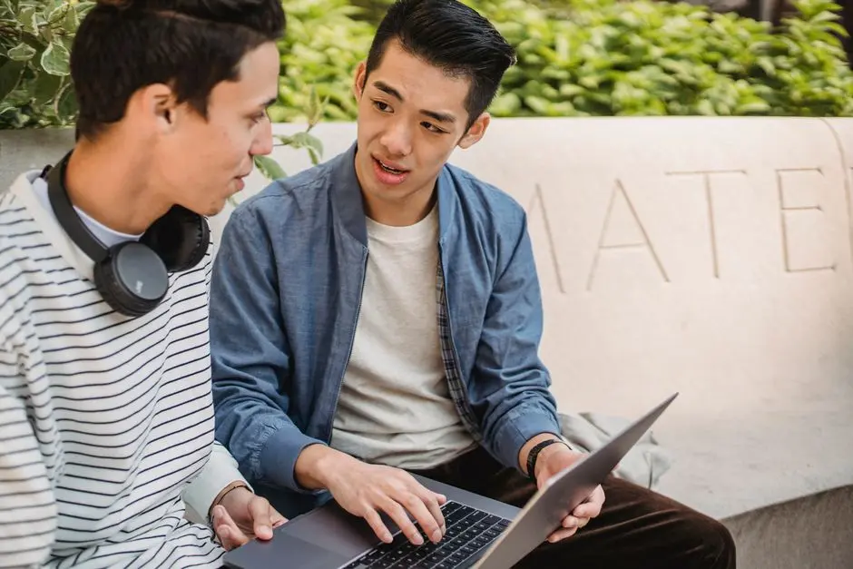 Mahasiswa memeriksa informasi beasiswa di laptop