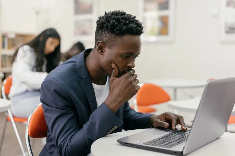 Mahasiswa memeriksa informasi beasiswa di laptop
